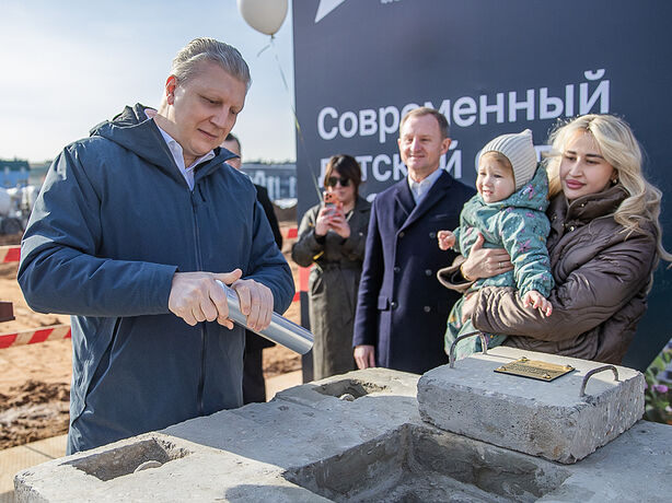 Капсулу времени в основание нового садика заложил Андрей Иванов вместе с жителями ЖК «Одинцовские кварталы» Капсулу времени в основание нового садика заложил Андрей Иванов вместе с жителями ЖК «Одинцовские кварталы»